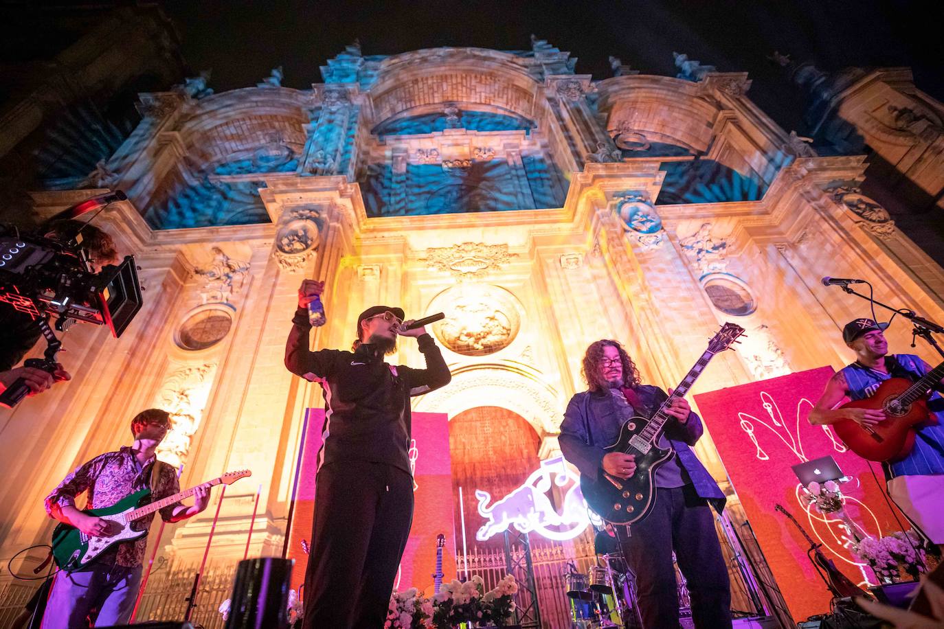 Ambos artistas se dieron en la noche del viernes la mano ante una Granada atiborrada de seguidores 