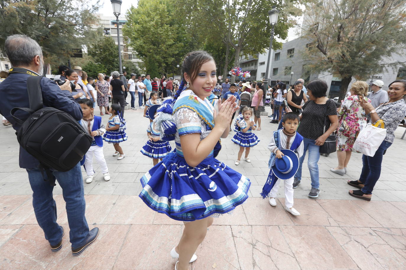 Granada ha conmemorado este sábado el descubrimiento de América con un homenaje en la tumba de los Reyes Católicos y una procesión cívico religiosa que ha precedido, por sexto año, al denominado Desfile del Mestizaje