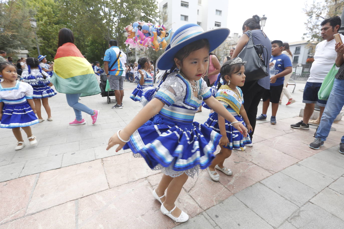 Granada ha conmemorado este sábado el descubrimiento de América con un homenaje en la tumba de los Reyes Católicos y una procesión cívico religiosa que ha precedido, por sexto año, al denominado Desfile del Mestizaje