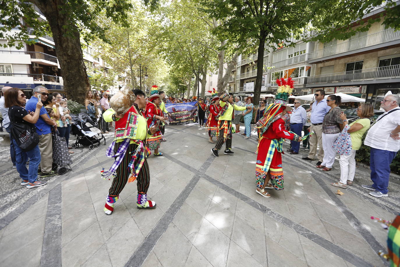 Granada ha conmemorado este sábado el descubrimiento de América con un homenaje en la tumba de los Reyes Católicos y una procesión cívico religiosa que ha precedido, por sexto año, al denominado Desfile del Mestizaje