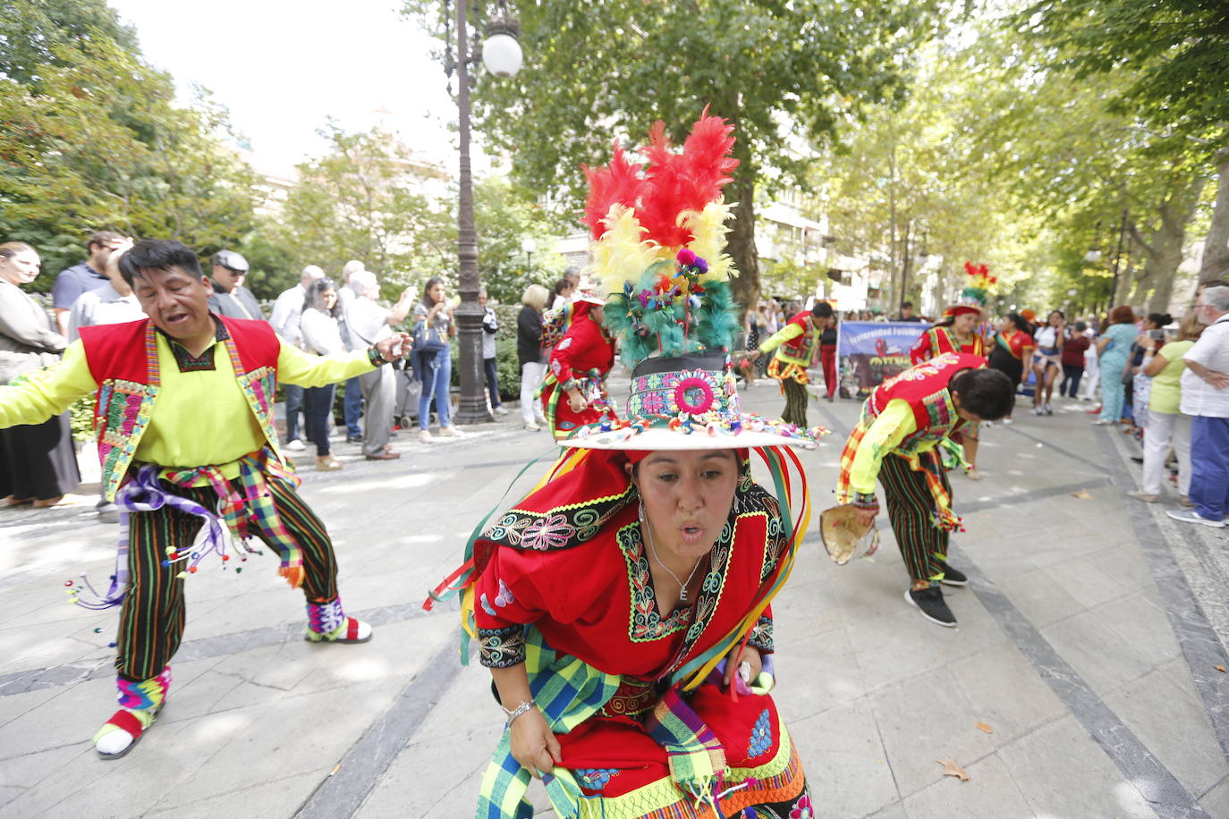 Granada ha conmemorado este sábado el descubrimiento de América con un homenaje en la tumba de los Reyes Católicos y una procesión cívico religiosa que ha precedido, por sexto año, al denominado Desfile del Mestizaje