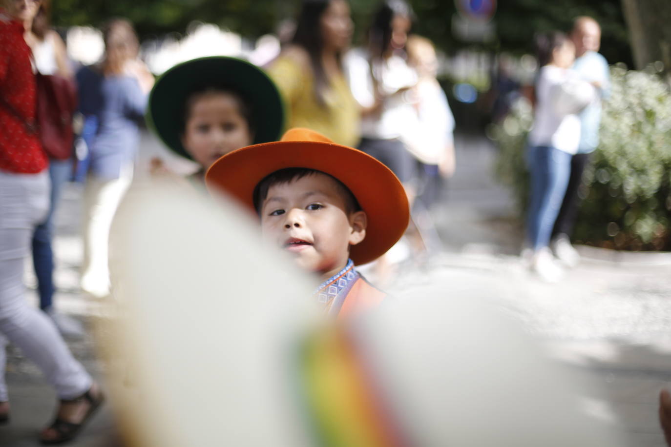 Granada ha conmemorado este sábado el descubrimiento de América con un homenaje en la tumba de los Reyes Católicos y una procesión cívico religiosa que ha precedido, por sexto año, al denominado Desfile del Mestizaje