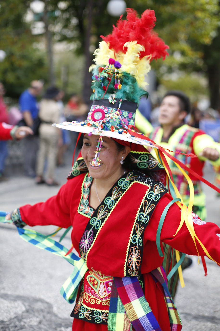 Granada ha conmemorado este sábado el descubrimiento de América con un homenaje en la tumba de los Reyes Católicos y una procesión cívico religiosa que ha precedido, por sexto año, al denominado Desfile del Mestizaje