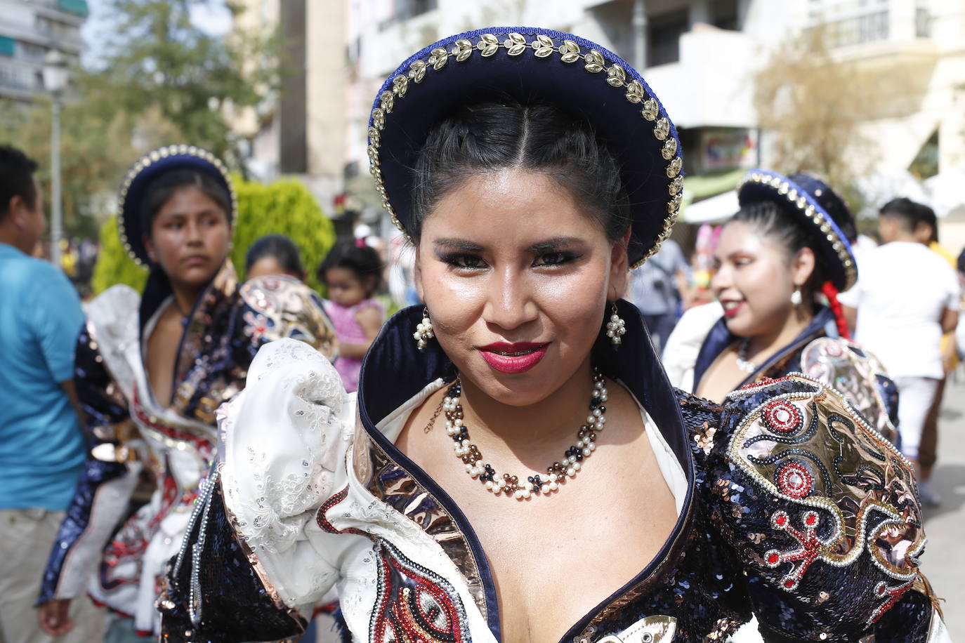 Granada ha conmemorado este sábado el descubrimiento de América con un homenaje en la tumba de los Reyes Católicos y una procesión cívico religiosa que ha precedido, por sexto año, al denominado Desfile del Mestizaje