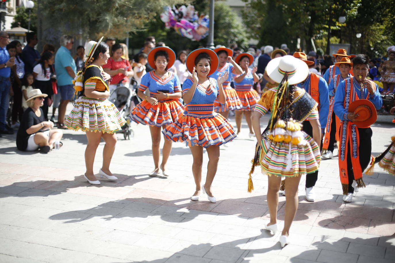 Granada ha conmemorado este sábado el descubrimiento de América con un homenaje en la tumba de los Reyes Católicos y una procesión cívico religiosa que ha precedido, por sexto año, al denominado Desfile del Mestizaje