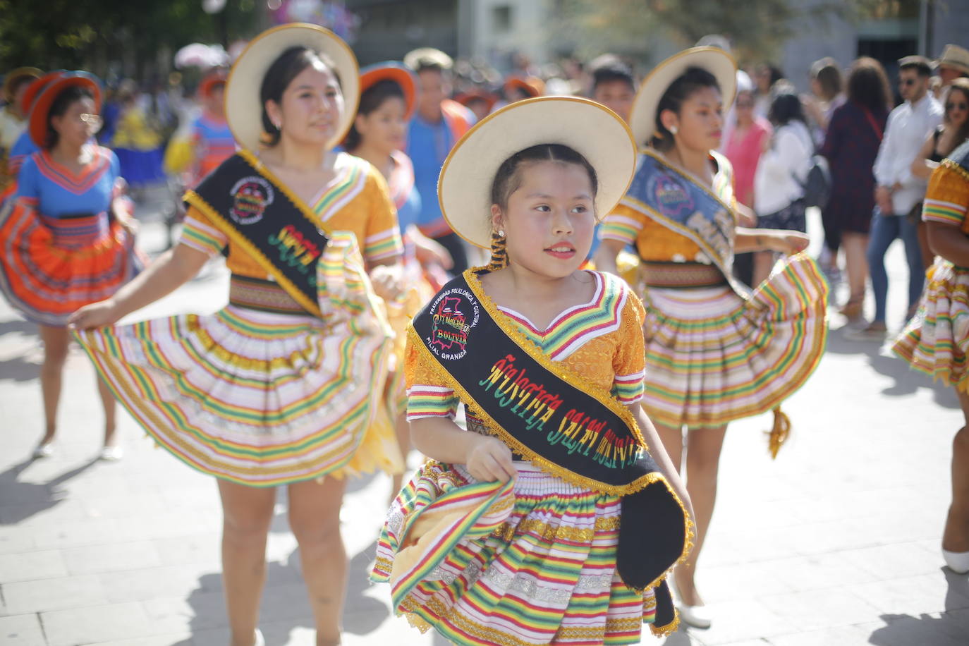 Granada ha conmemorado este sábado el descubrimiento de América con un homenaje en la tumba de los Reyes Católicos y una procesión cívico religiosa que ha precedido, por sexto año, al denominado Desfile del Mestizaje
