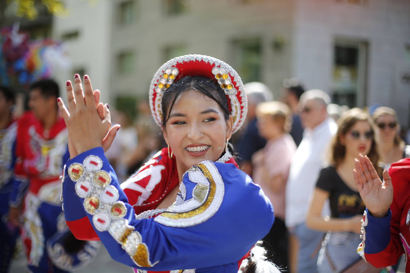 Granada ha conmemorado este sábado el descubrimiento de América con un homenaje en la tumba de los Reyes Católicos y una procesión cívico religiosa que ha precedido, por sexto año, al denominado Desfile del Mestizaje