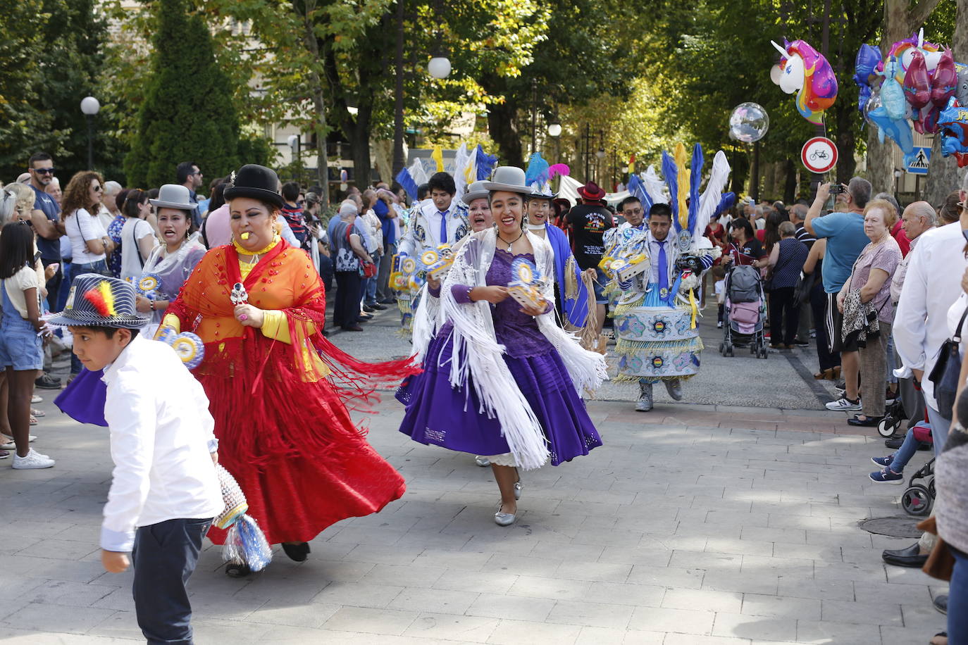 Granada ha conmemorado este sábado el descubrimiento de América con un homenaje en la tumba de los Reyes Católicos y una procesión cívico religiosa que ha precedido, por sexto año, al denominado Desfile del Mestizaje