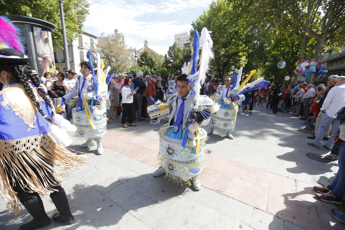 Granada ha conmemorado este sábado el descubrimiento de América con un homenaje en la tumba de los Reyes Católicos y una procesión cívico religiosa que ha precedido, por sexto año, al denominado Desfile del Mestizaje