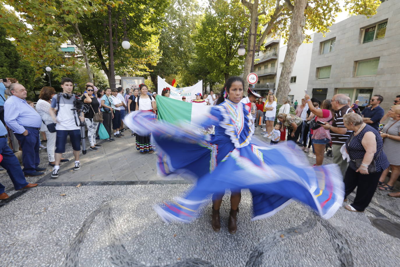 Granada ha conmemorado este sábado el descubrimiento de América con un homenaje en la tumba de los Reyes Católicos y una procesión cívico religiosa que ha precedido, por sexto año, al denominado Desfile del Mestizaje