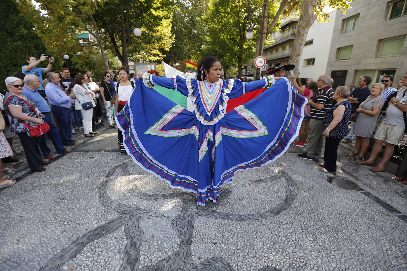 Granada ha conmemorado este sábado el descubrimiento de América con un homenaje en la tumba de los Reyes Católicos y una procesión cívico religiosa que ha precedido, por sexto año, al denominado Desfile del Mestizaje