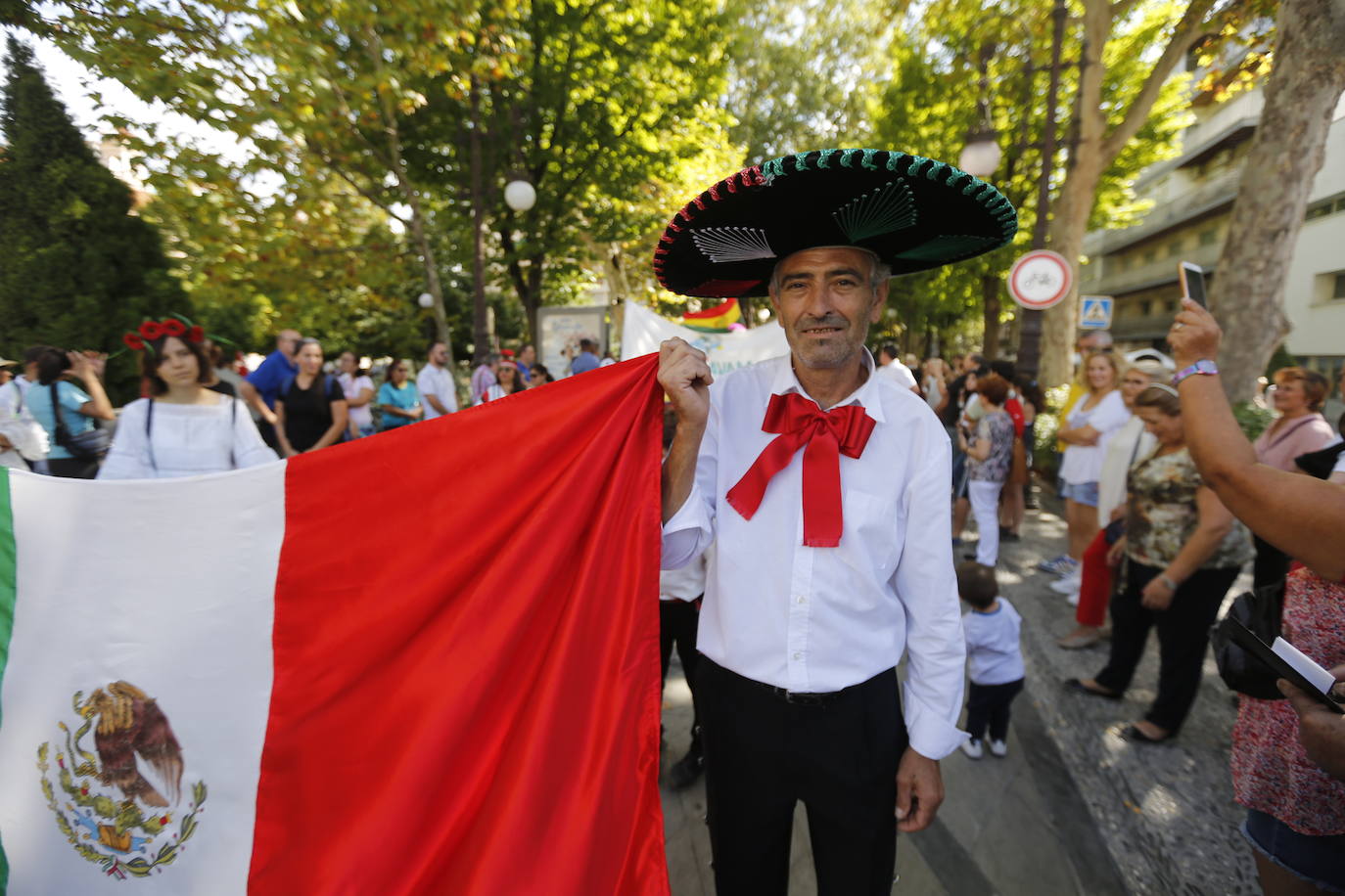Granada ha conmemorado este sábado el descubrimiento de América con un homenaje en la tumba de los Reyes Católicos y una procesión cívico religiosa que ha precedido, por sexto año, al denominado Desfile del Mestizaje