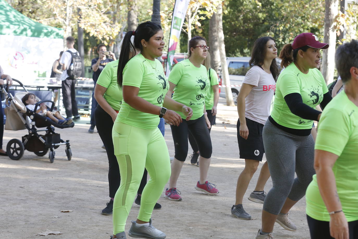 El evento ha salido a las calles de Granada en donde se ha podido hacer ejercicio de la mano del Foro Universo Mujer 