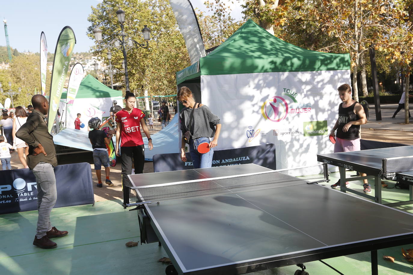 El evento ha salido a las calles de Granada en donde se ha podido hacer ejercicio de la mano del Foro Universo Mujer 