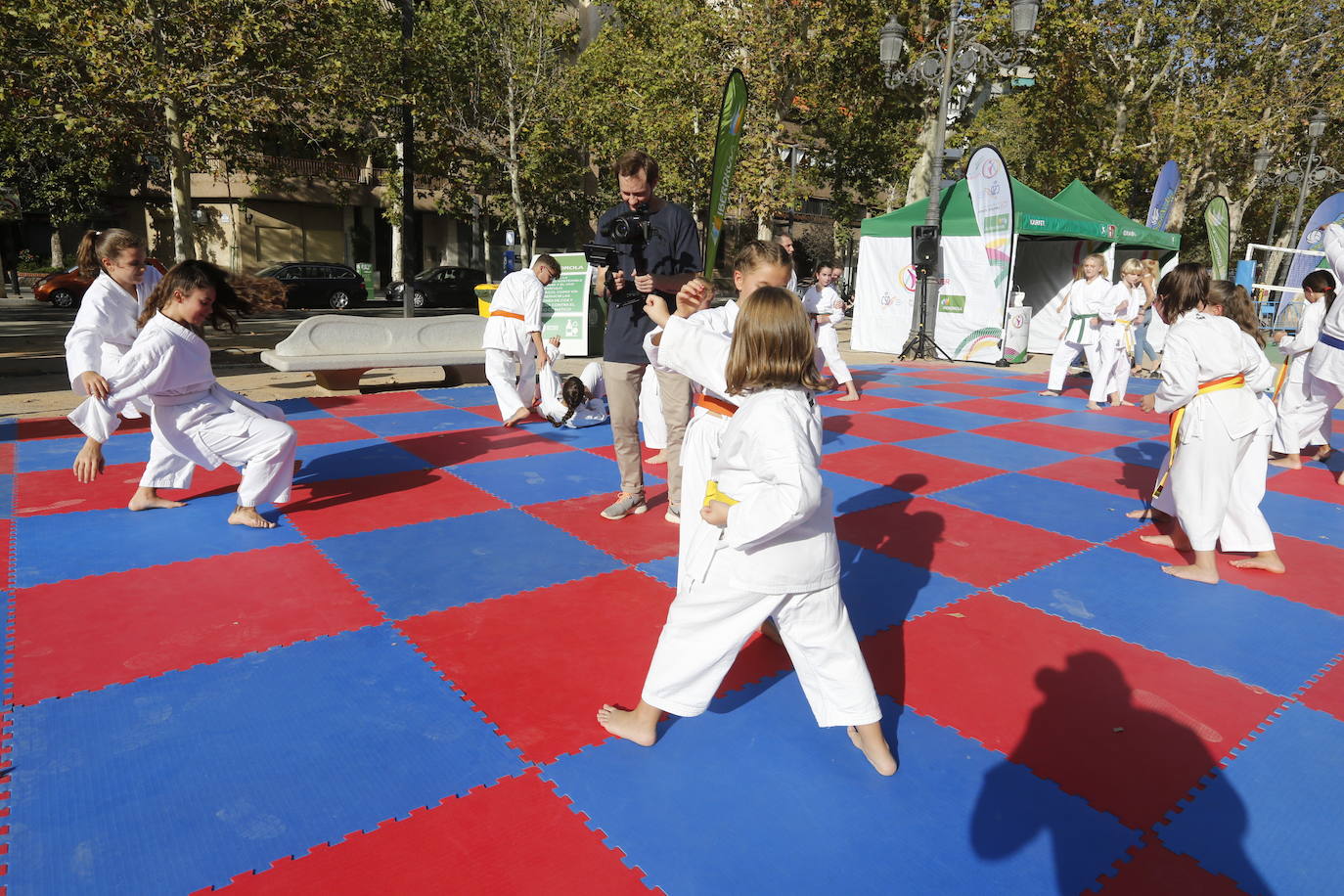 El evento ha salido a las calles de Granada en donde se ha podido hacer ejercicio de la mano del Foro Universo Mujer 