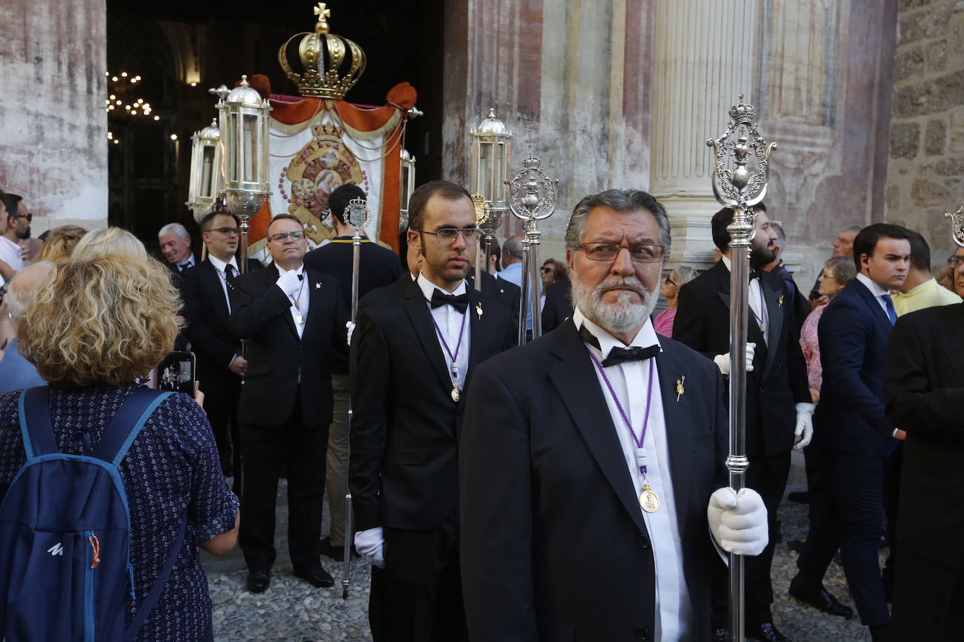 Como es tradicional cada 12 de octubre y coincidiendo con la fiesta de la Hispanidad y Nacional de España, se desarrolla la procesión en la que este año la Virgen no ha llevado manto alguno sino que ha ido con su vestimenta tradicional de plata 