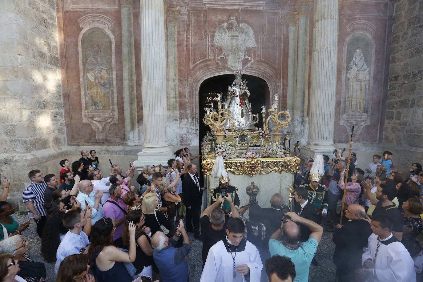 Como es tradicional cada 12 de octubre y coincidiendo con la fiesta de la Hispanidad y Nacional de España, se desarrolla la procesión en la que este año la Virgen no ha llevado manto alguno sino que ha ido con su vestimenta tradicional de plata 