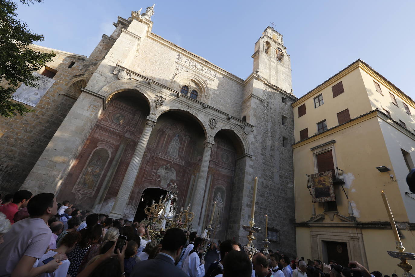 Como es tradicional cada 12 de octubre y coincidiendo con la fiesta de la Hispanidad y Nacional de España, se desarrolla la procesión en la que este año la Virgen no ha llevado manto alguno sino que ha ido con su vestimenta tradicional de plata 