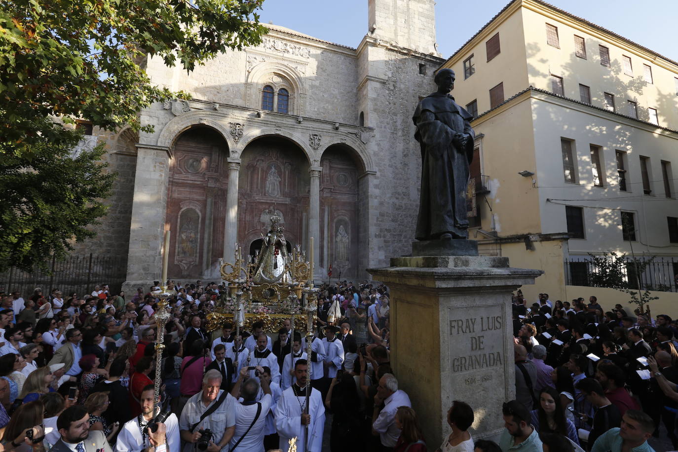 Como es tradicional cada 12 de octubre y coincidiendo con la fiesta de la Hispanidad y Nacional de España, se desarrolla la procesión en la que este año la Virgen no ha llevado manto alguno sino que ha ido con su vestimenta tradicional de plata 