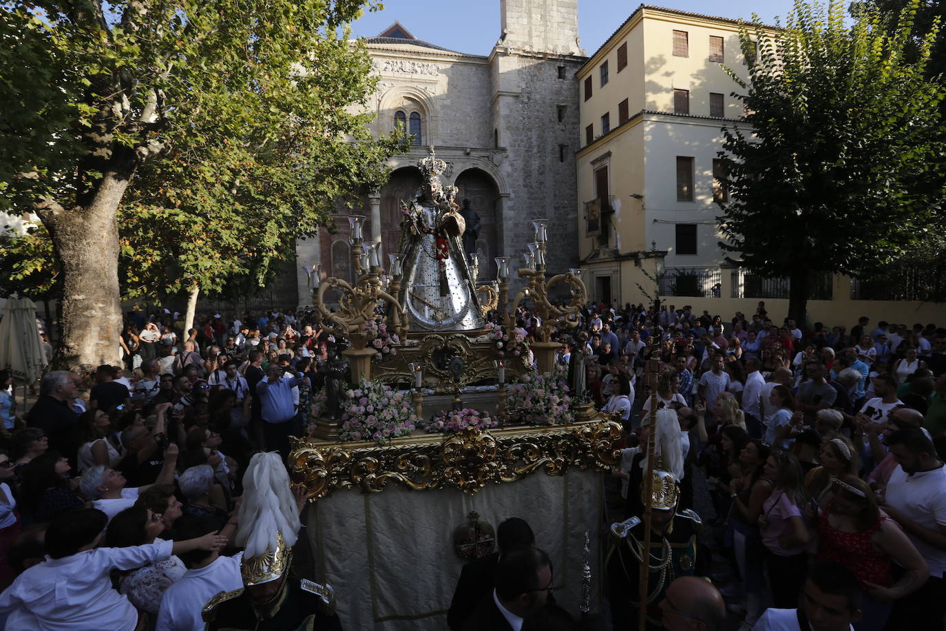 Como es tradicional cada 12 de octubre y coincidiendo con la fiesta de la Hispanidad y Nacional de España, se desarrolla la procesión en la que este año la Virgen no ha llevado manto alguno sino que ha ido con su vestimenta tradicional de plata 