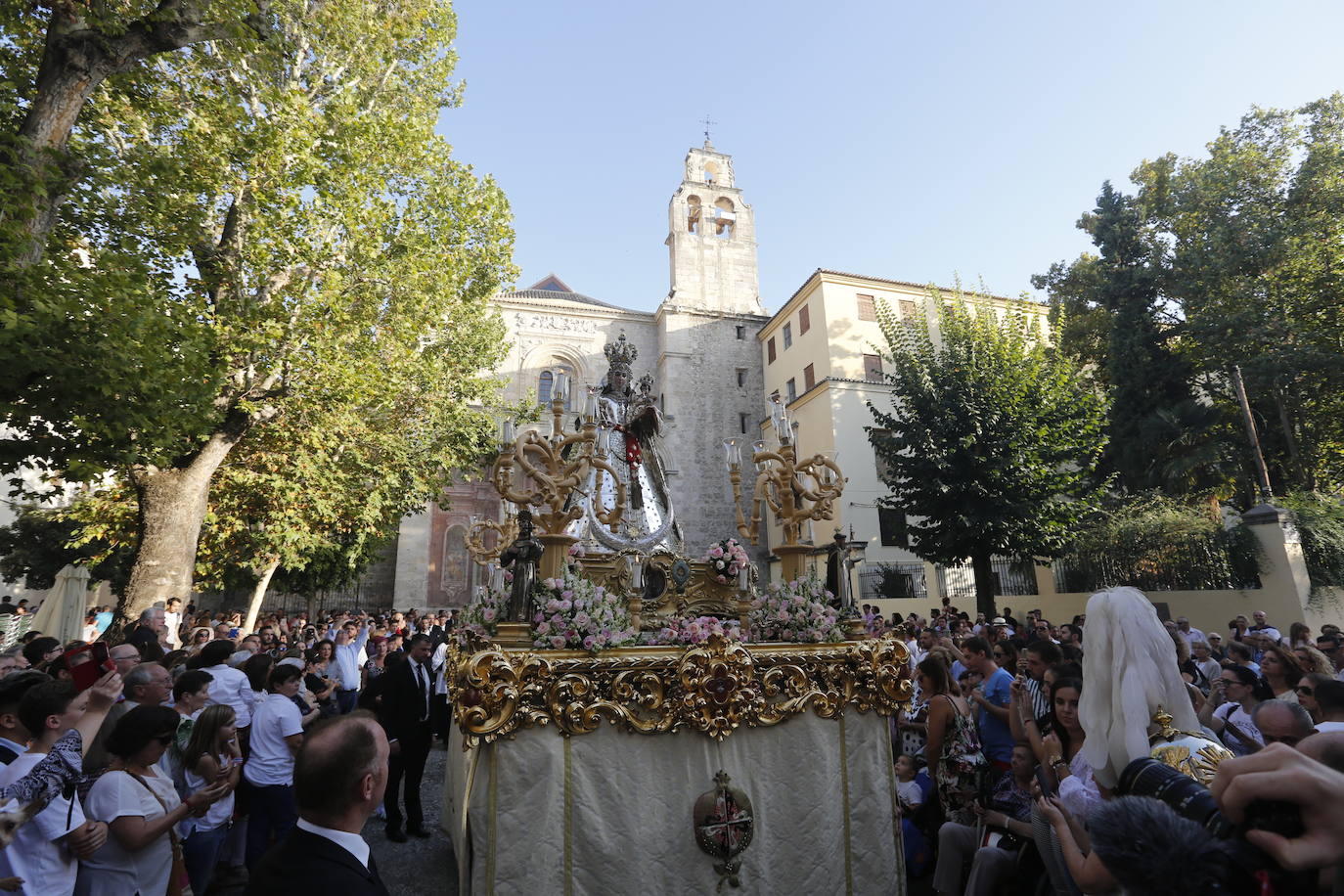 Como es tradicional cada 12 de octubre y coincidiendo con la fiesta de la Hispanidad y Nacional de España, se desarrolla la procesión en la que este año la Virgen no ha llevado manto alguno sino que ha ido con su vestimenta tradicional de plata 