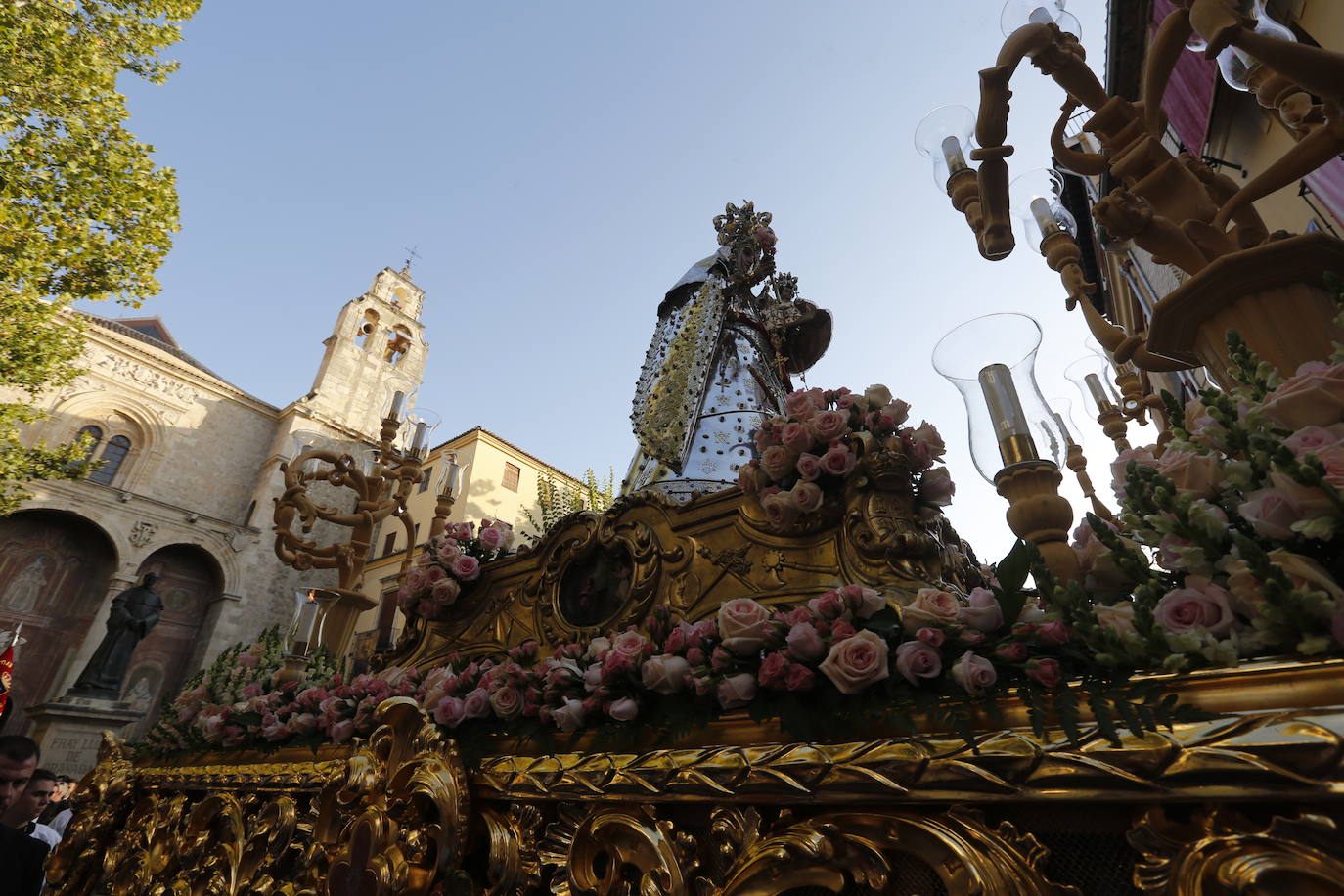 Como es tradicional cada 12 de octubre y coincidiendo con la fiesta de la Hispanidad y Nacional de España, se desarrolla la procesión en la que este año la Virgen no ha llevado manto alguno sino que ha ido con su vestimenta tradicional de plata 