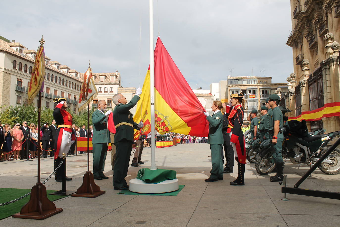 El acto institucional con motivo de la festividad de la Virgen del Pilar ha congregado a decenas de personas en la plaza de Santa María 