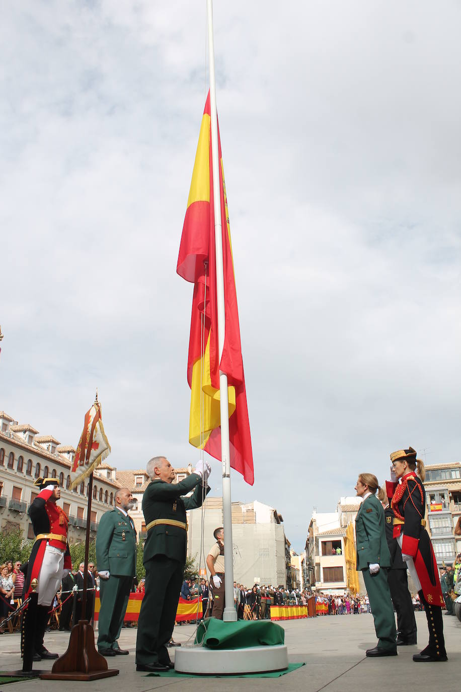 El acto institucional con motivo de la festividad de la Virgen del Pilar ha congregado a decenas de personas en la plaza de Santa María 