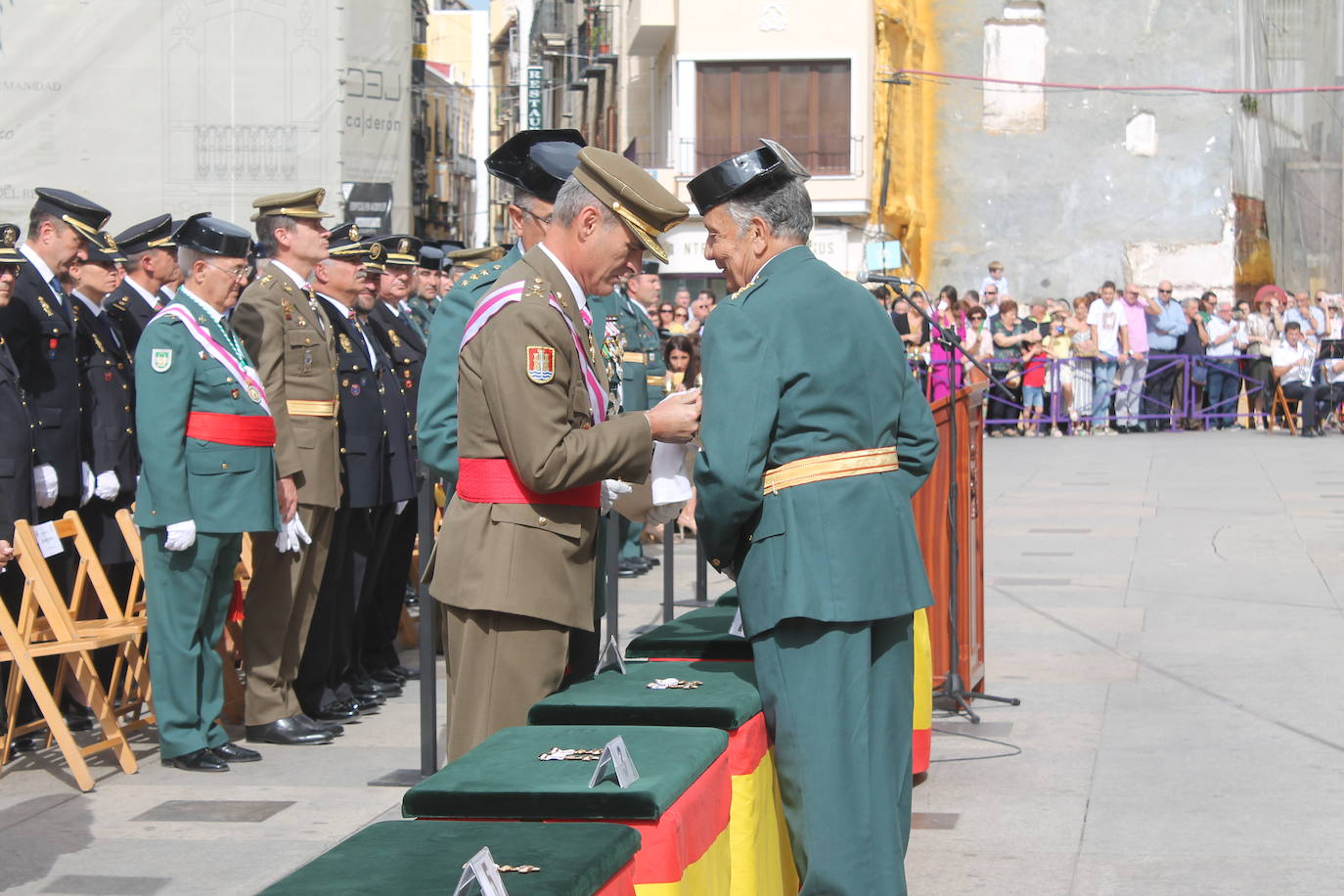 El acto institucional con motivo de la festividad de la Virgen del Pilar ha congregado a decenas de personas en la plaza de Santa María 