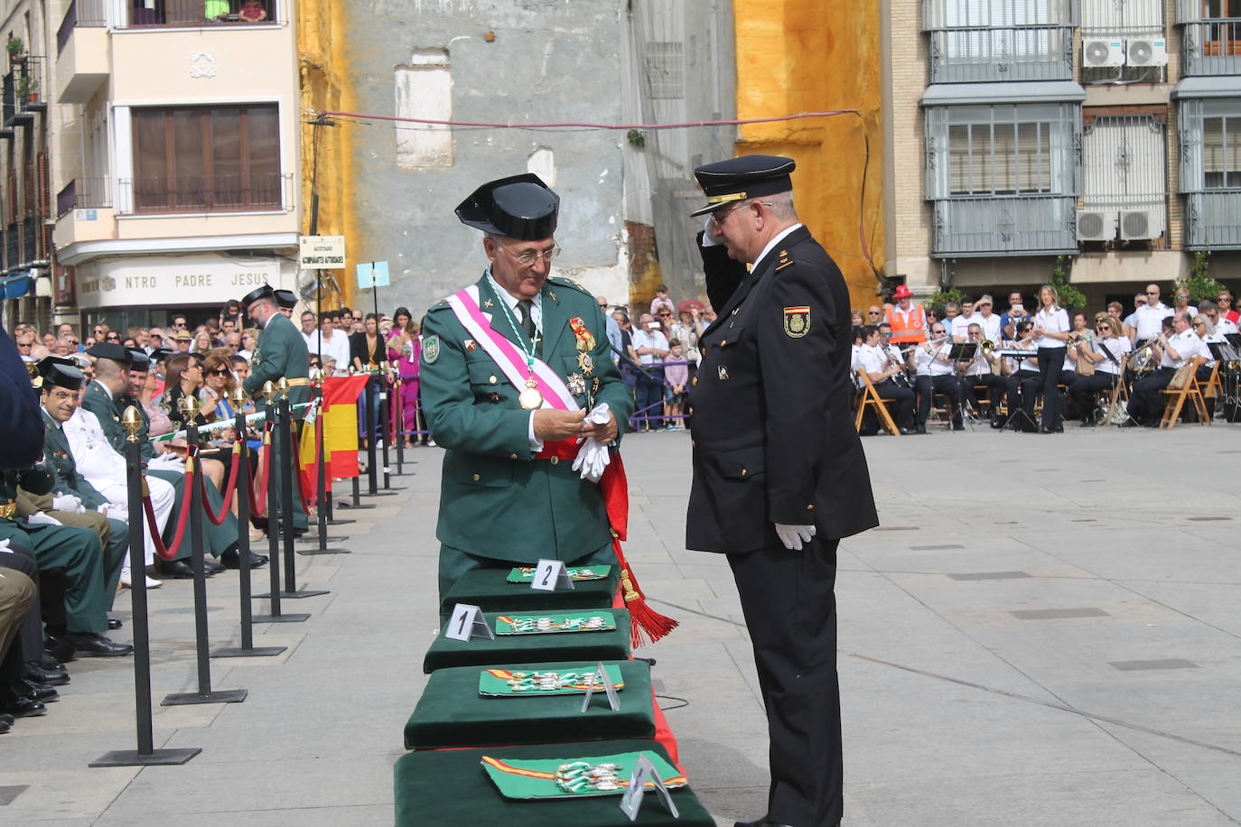 El acto institucional con motivo de la festividad de la Virgen del Pilar ha congregado a decenas de personas en la plaza de Santa María 