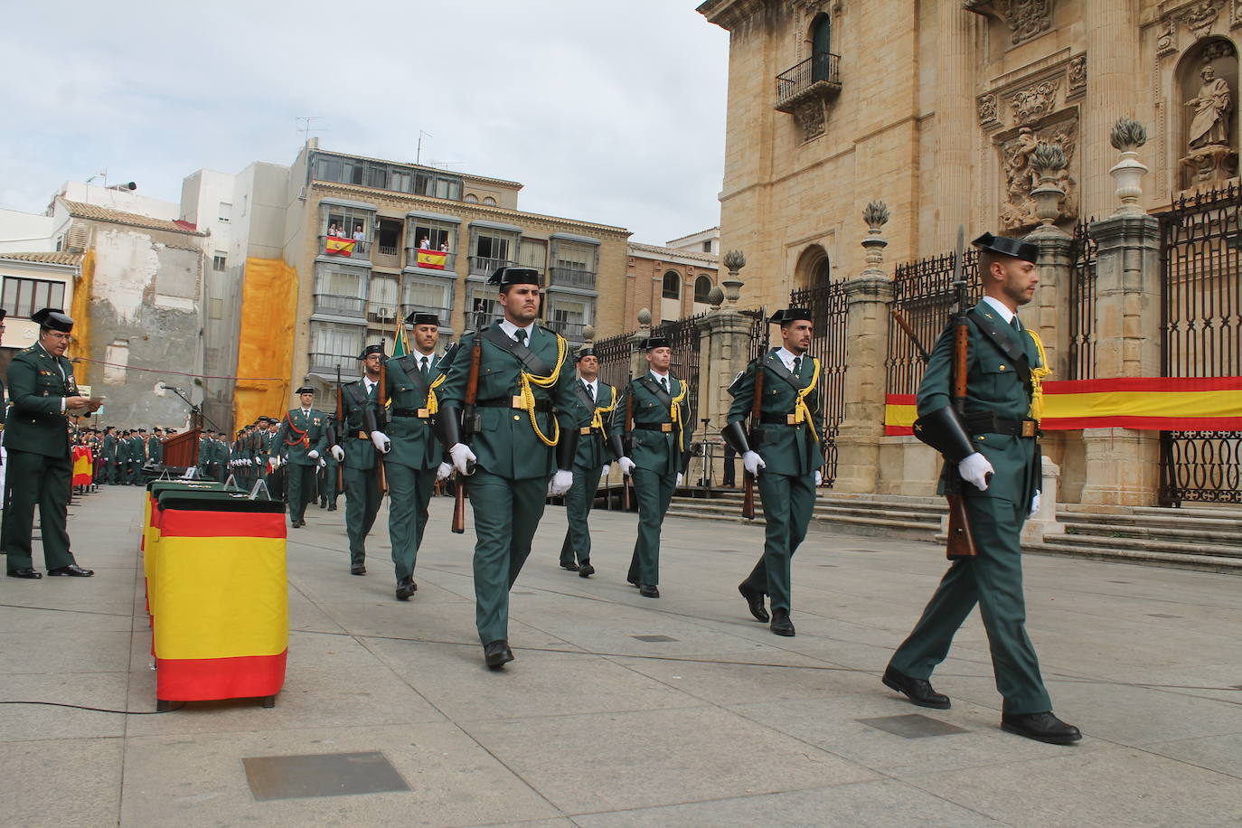 El acto institucional con motivo de la festividad de la Virgen del Pilar ha congregado a decenas de personas en la plaza de Santa María 