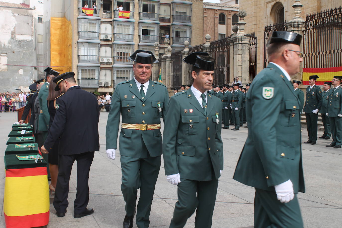 El acto institucional con motivo de la festividad de la Virgen del Pilar ha congregado a decenas de personas en la plaza de Santa María 