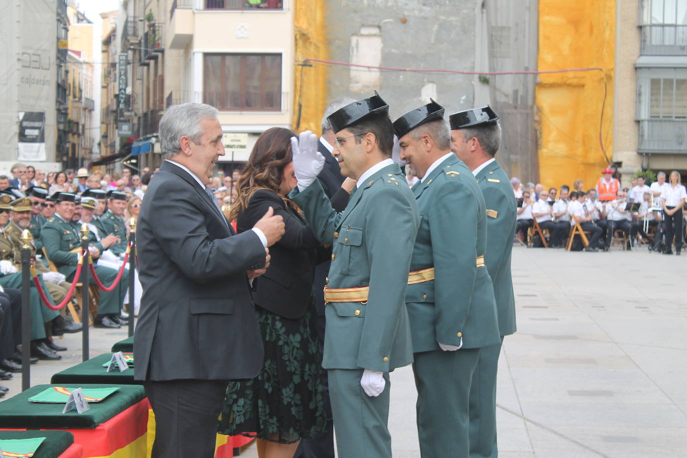 El acto institucional con motivo de la festividad de la Virgen del Pilar ha congregado a decenas de personas en la plaza de Santa María 