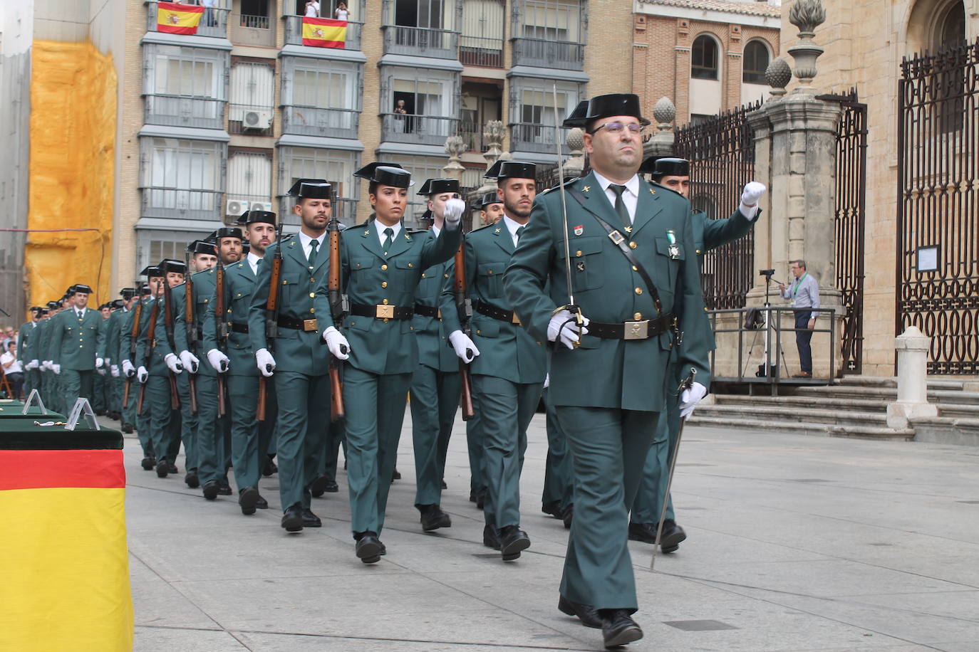 El acto institucional con motivo de la festividad de la Virgen del Pilar ha congregado a decenas de personas en la plaza de Santa María 