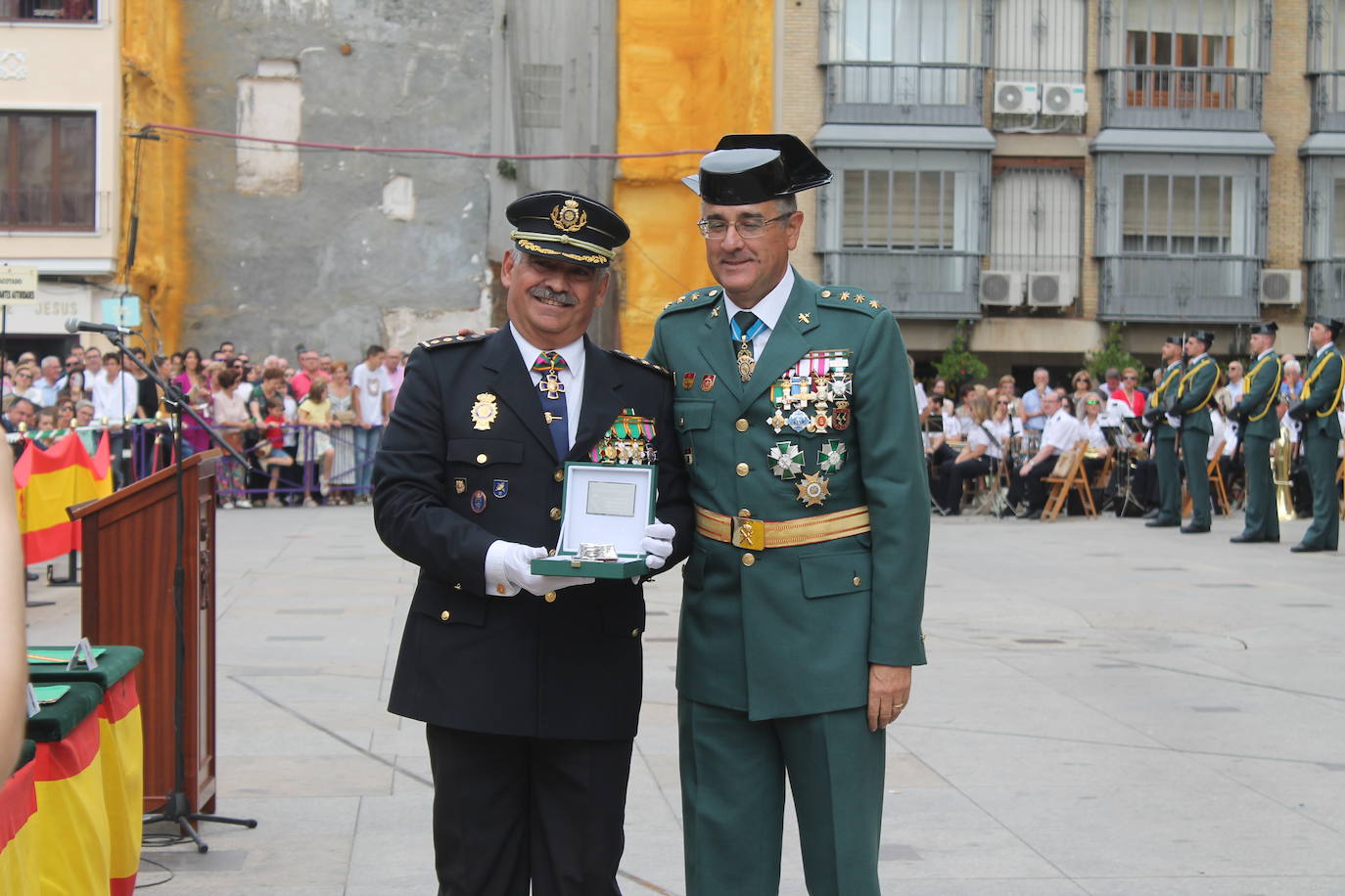 El acto institucional con motivo de la festividad de la Virgen del Pilar ha congregado a decenas de personas en la plaza de Santa María 