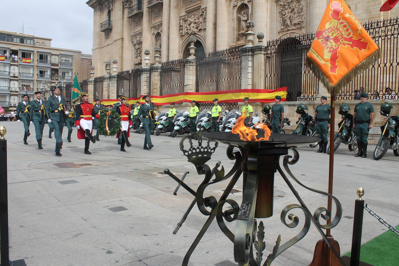 El acto institucional con motivo de la festividad de la Virgen del Pilar ha congregado a decenas de personas en la plaza de Santa María 