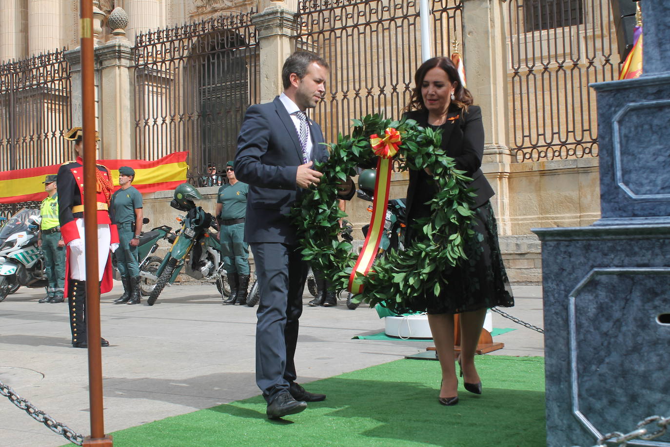 El acto institucional con motivo de la festividad de la Virgen del Pilar ha congregado a decenas de personas en la plaza de Santa María 