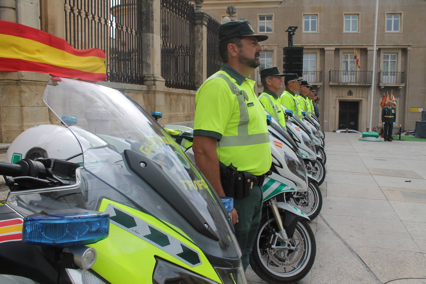 El acto institucional con motivo de la festividad de la Virgen del Pilar ha congregado a decenas de personas en la plaza de Santa María 