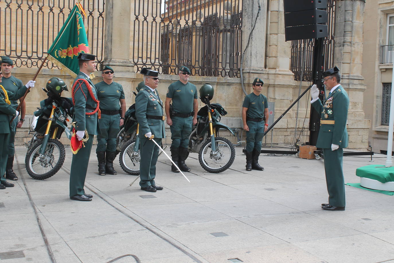 El acto institucional con motivo de la festividad de la Virgen del Pilar ha congregado a decenas de personas en la plaza de Santa María 