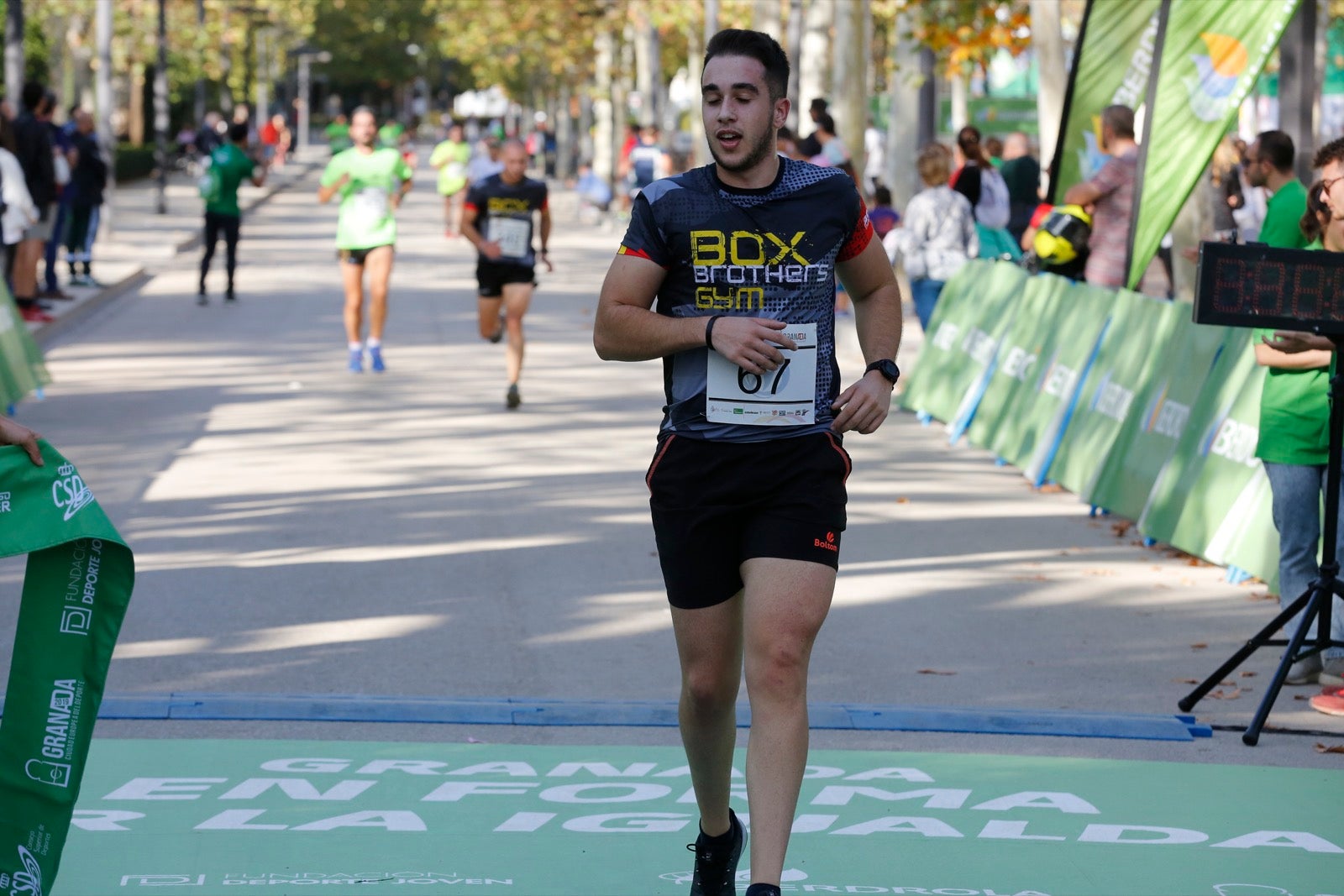 María José Rienda realizó el corte simbólico de la cinta de salida junto al alcalde Luis Salvador ante deportistas de tanto nivel como María Pérez, que ganó la prueba femenina, o la madrina Laura Bueno