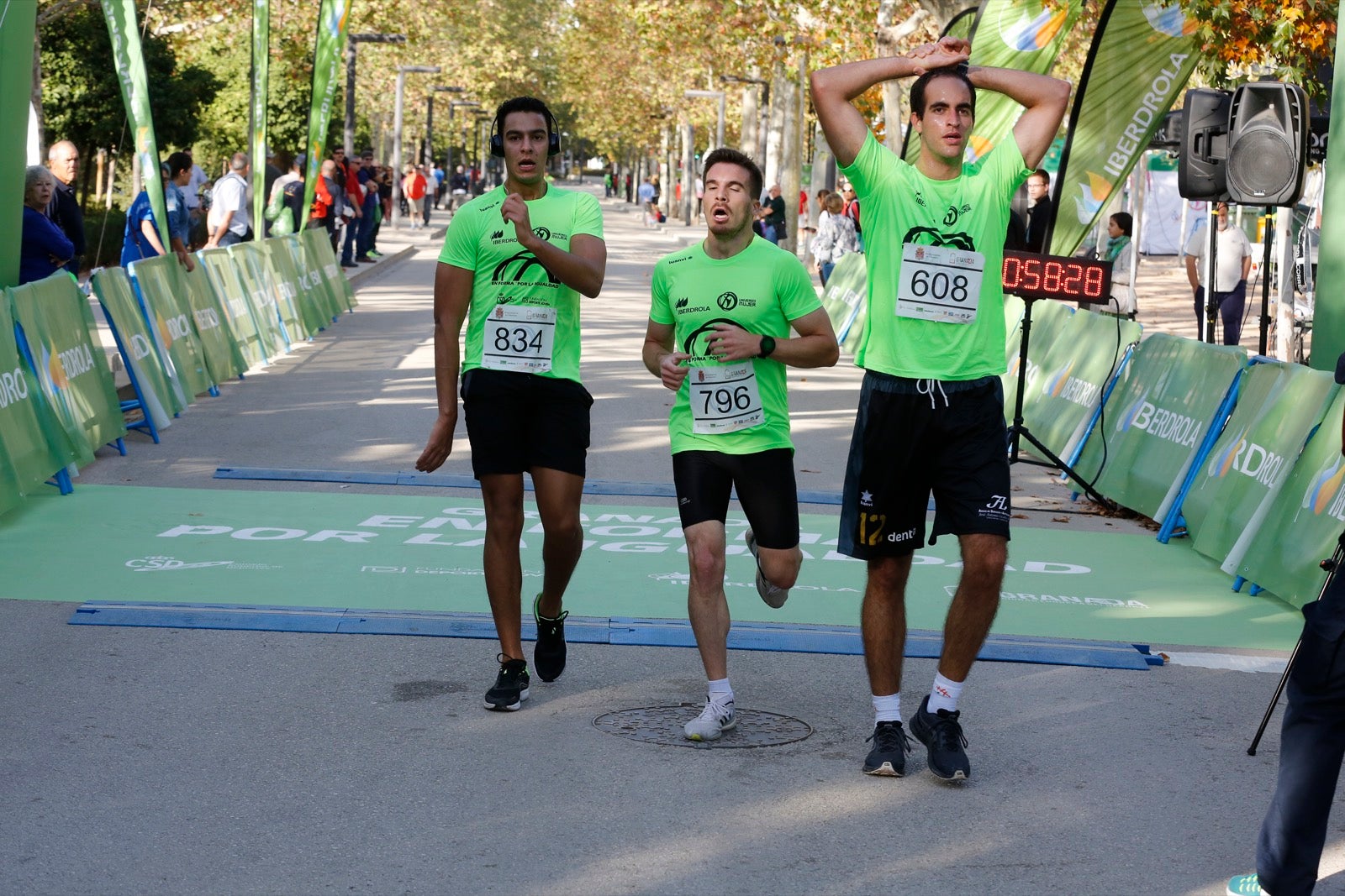 María José Rienda realizó el corte simbólico de la cinta de salida junto al alcalde Luis Salvador ante deportistas de tanto nivel como María Pérez, que ganó la prueba femenina, o la madrina Laura Bueno