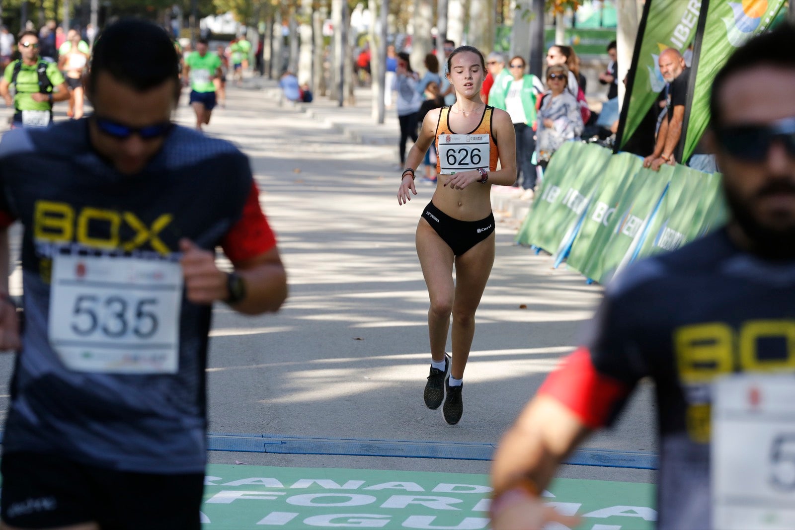 María José Rienda realizó el corte simbólico de la cinta de salida junto al alcalde Luis Salvador ante deportistas de tanto nivel como María Pérez, que ganó la prueba femenina, o la madrina Laura Bueno