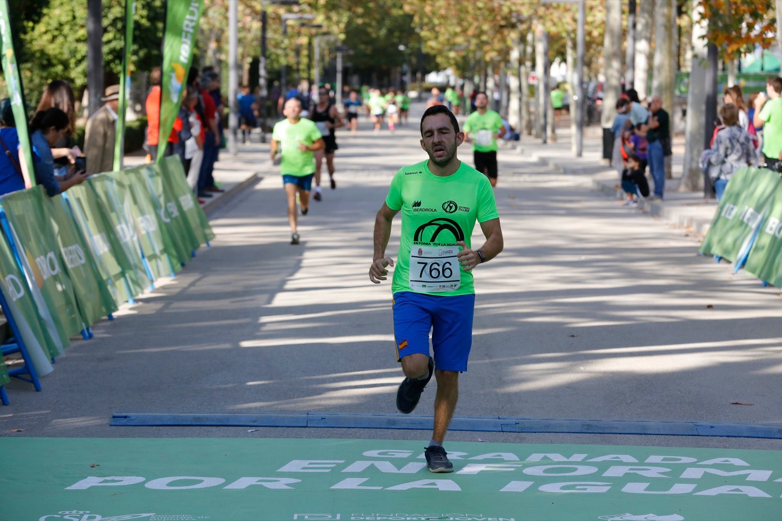 María José Rienda realizó el corte simbólico de la cinta de salida junto al alcalde Luis Salvador ante deportistas de tanto nivel como María Pérez, que ganó la prueba femenina, o la madrina Laura Bueno