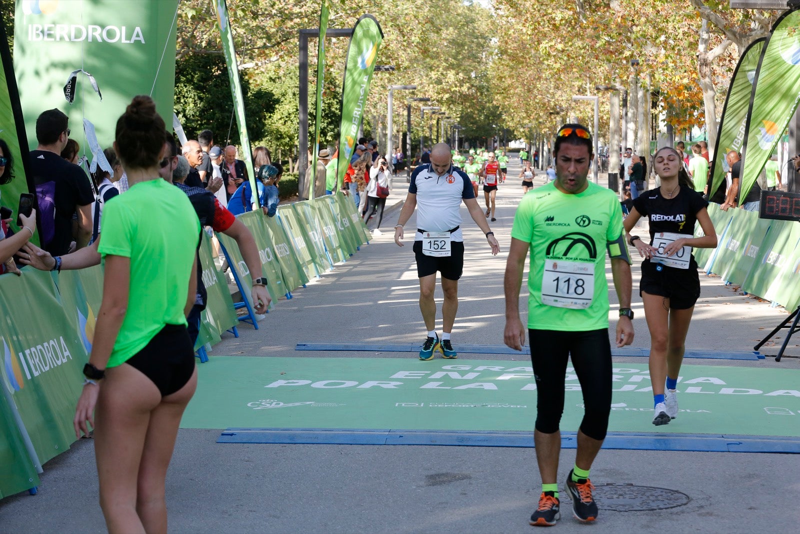 María José Rienda realizó el corte simbólico de la cinta de salida junto al alcalde Luis Salvador ante deportistas de tanto nivel como María Pérez, que ganó la prueba femenina, o la madrina Laura Bueno