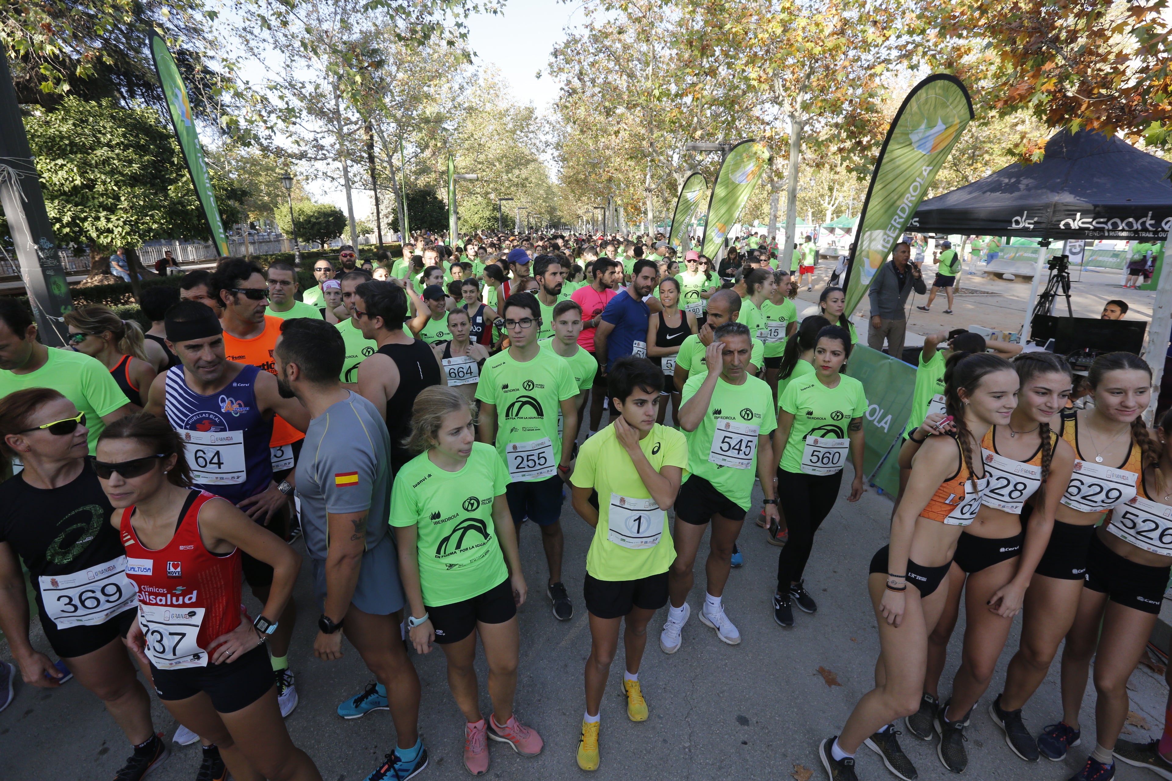 María José Rienda realizó el corte simbólico de la cinta de salida junto al alcalde Luis Salvador ante deportistas de tanto nivel como María Pérez, que ganó la prueba femenina, o la madrina Laura Bueno