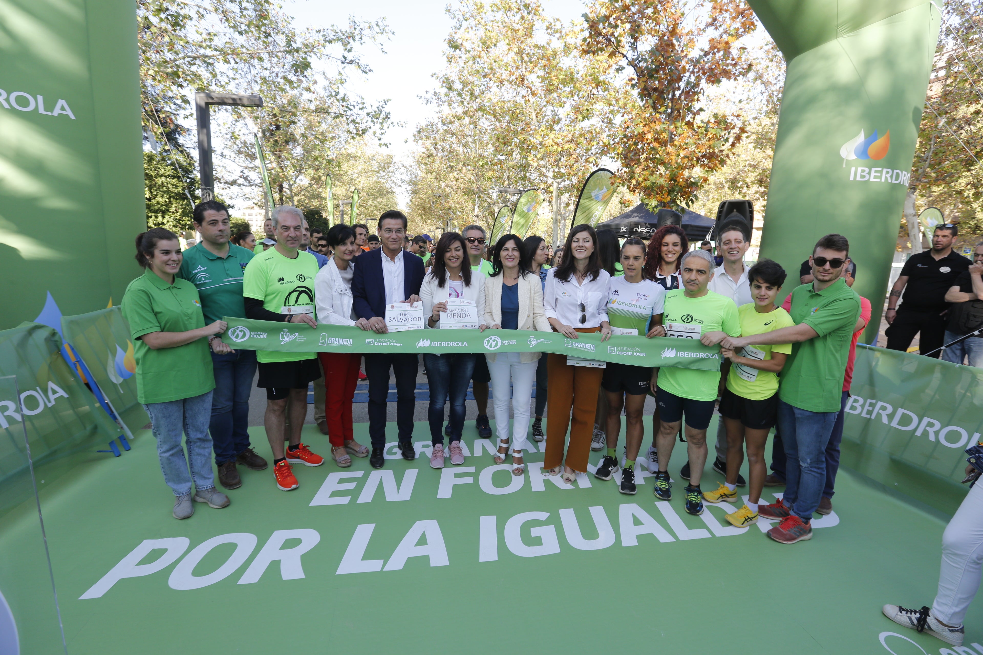 María José Rienda realizó el corte simbólico de la cinta de salida junto al alcalde Luis Salvador ante deportistas de tanto nivel como María Pérez, que ganó la prueba femenina, o la madrina Laura Bueno