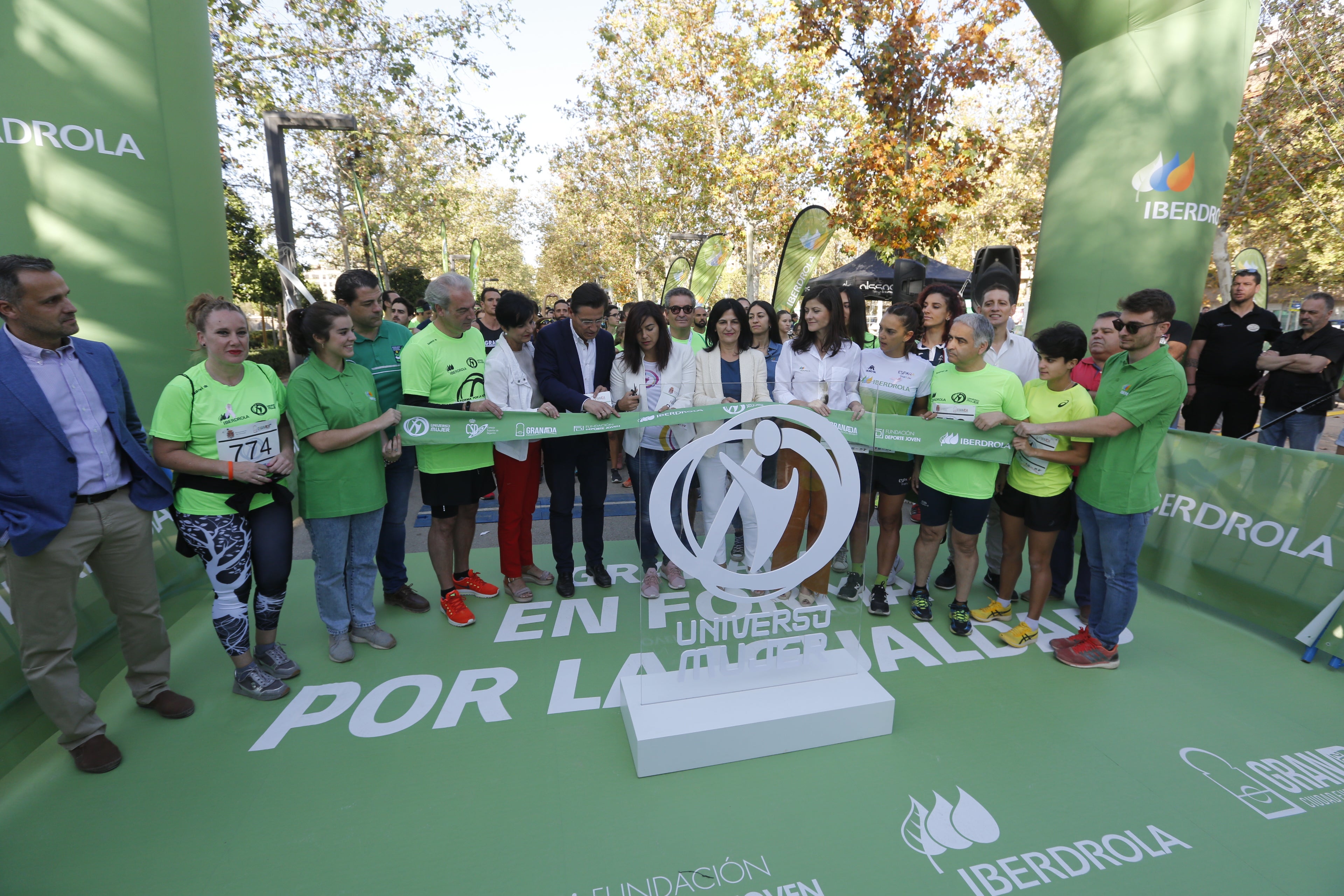 María José Rienda realizó el corte simbólico de la cinta de salida junto al alcalde Luis Salvador ante deportistas de tanto nivel como María Pérez, que ganó la prueba femenina, o la madrina Laura Bueno