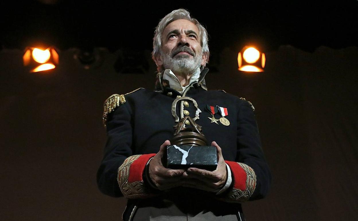 Imanol Arias recibe el Premio Nacional de Teatro 'Antero Guardia'. 