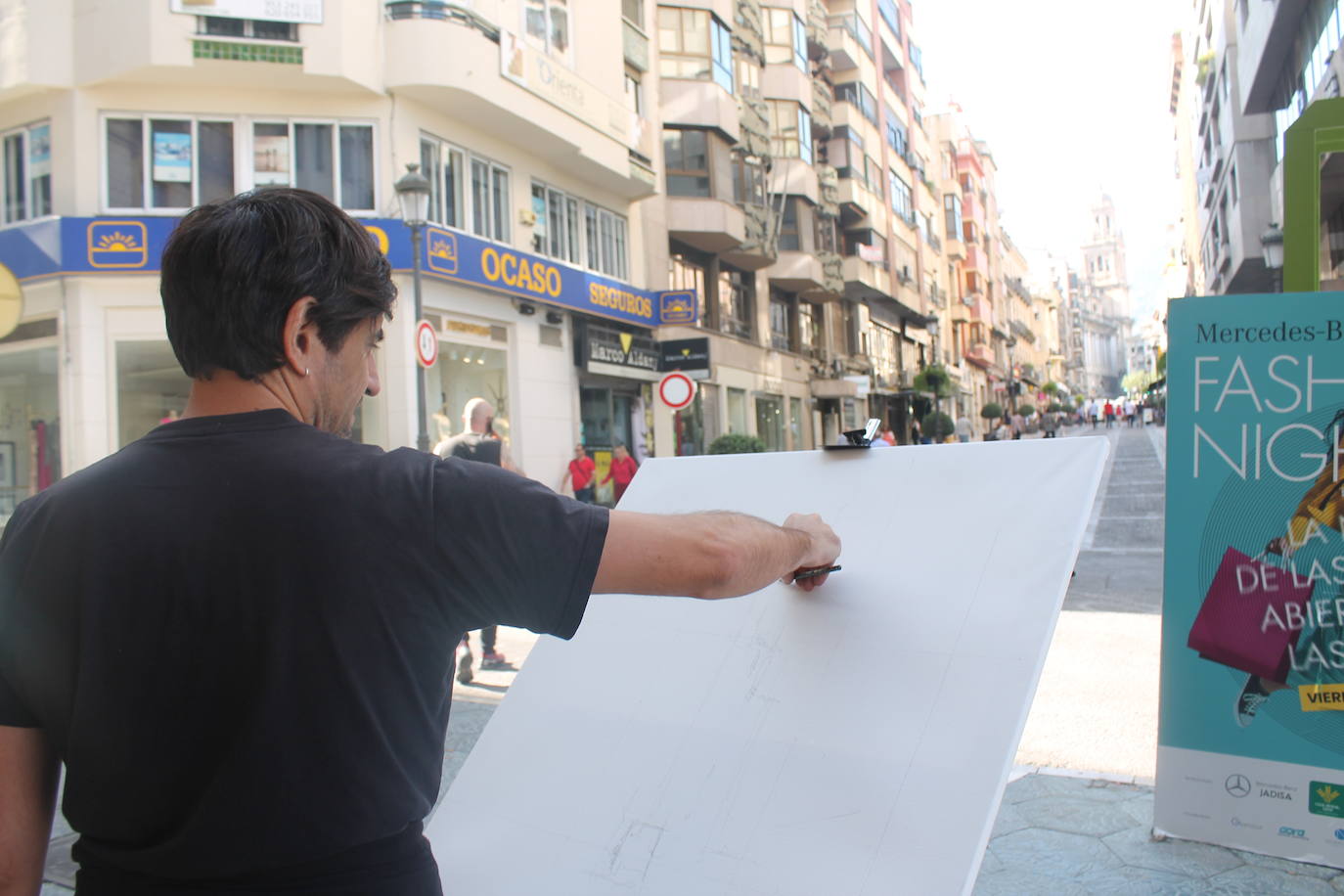 El revuelo se ha apoderado de las calles, el jolgorio ha vuelto de la mano de los grupos de amigos y familiares, las terrazas han estado llenas y las calles de lo más ambientadas 