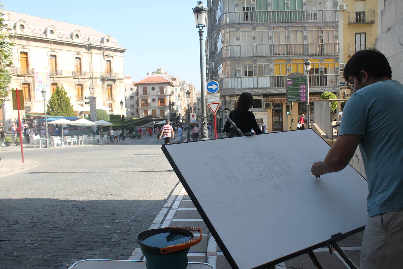 El revuelo se ha apoderado de las calles, el jolgorio ha vuelto de la mano de los grupos de amigos y familiares, las terrazas han estado llenas y las calles de lo más ambientadas 